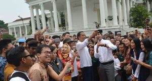 PRESIDEN JOKOWI GELAR ACARA SUMPAH PEMUDA DIHALAMAN ISTANA BOGOR