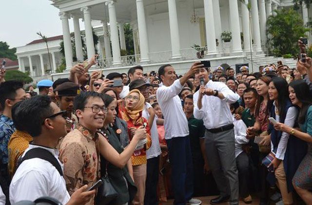 PRESIDEN JOKOWI GELAR ACARA SUMPAH PEMUDA DIHALAMAN ISTANA BOGOR PRESIDEN JOKOWI GELAR ACARA SUMPAH PEMUDA DIHALAMAN ISTANA BOGOR
