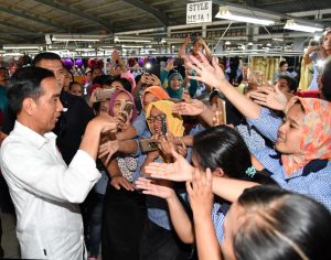 Presiden Sambangi Pabrik Bulu Mata Palsu dan Rambut Palsu di Purbalingga