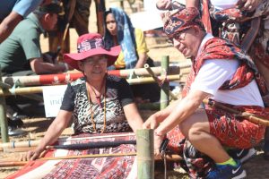 Dengan Pakaian Tradisional, Pitana Buka Festival Tenun Ikat Sumba