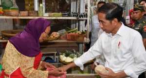 Presiden Jokowi Sambangi Pasar Pelem Gading Cilacap, Beli Beras hingga Tempe