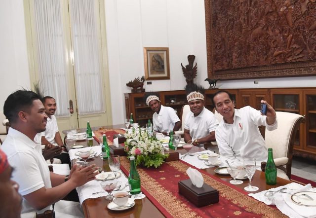 Saat Presiden Jokowi Undang Pemenang Festival Gapura asal Papua Saat Presiden Jokowi Undang Pemenang Festival Gapura asal Papua