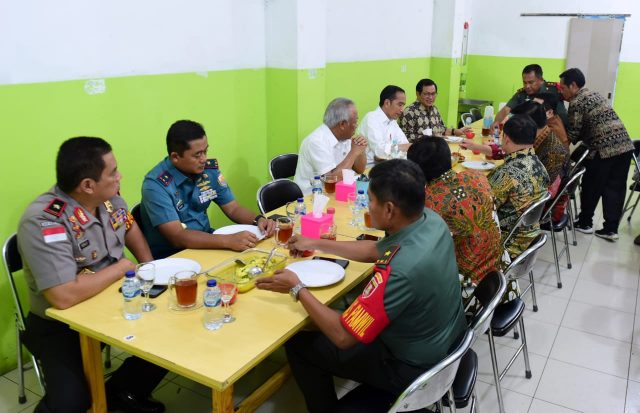 Presiden Jokowi Nikmati Malam di Tarakan Sambil Makan Seafood dan Sambal Buatan Gubernur Kaltara