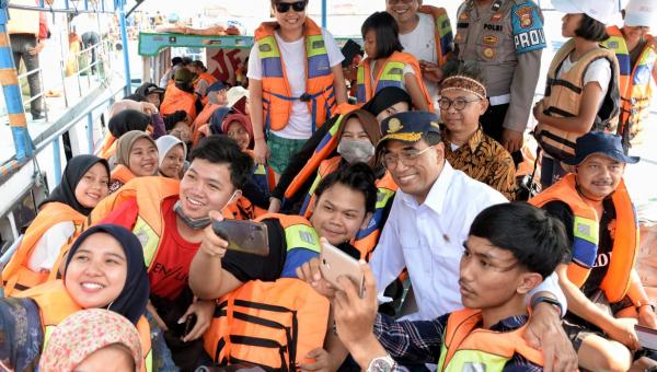 Kampanyekan Keselamatan Pelayaran, Menhub Serahkan 1400 Life Jacket di Pelabuhan Kali Adem