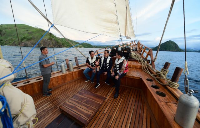 Naiki Kapal Phinisi, Presiden Tinjau Kesiapan Wisata Bahari di Labuan Bajo Naiki Kapal Phinisi, Presiden Tinjau Kesiapan Wisata Bahari di Labuan Bajo