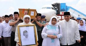 Gubernur Khofifah Bersama Forkopimda Jatim Sambut Kedatangan Jenazah Gus Sholah
