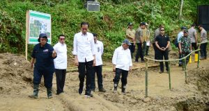 Tinjau Lokasi Longsor di Harkatjaya, Presiden Dorong Pendekatan Vegetatif dalam Penanganan Bencana