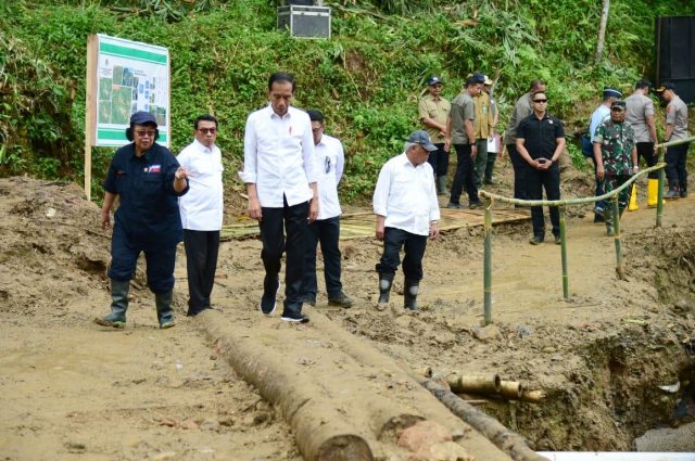 Tinjau Lokasi Longsor di Harkatjaya, Presiden Dorong Pendekatan Vegetatif dalam Penanganan Bencana Tinjau Lokasi Longsor di Harkatjaya, Presiden Dorong Pendekatan Vegetatif dalam Penanganan Bencana