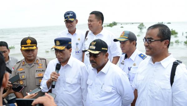 Menhub Tinjau Infrastruktur Transportasi di Pulau Terluar Tanjung Balai Karimun Menhub Tinjau Infrastruktur Transportasi di Pulau Terluar Tanjung Balai Karimun