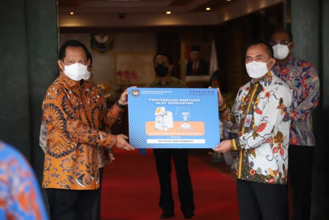 Menteri Dalam Negeri Serahkan Bantuan Alat Kesehatan kepada Sejumlah Rumah Sakit Menteri Dalam Negeri Serahkan Bantuan Alat Kesehatan kepada Sejumlah Rumah Sakit