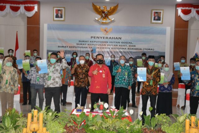 Distribusi Lahan Wujudkan Keadilan Sosial, Penyerahan SK Hutan Sosial Diapresiasi Distribusi Lahan Wujudkan Keadilan Sosial, Penyerahan SK Hutan Sosial Diapresiasi