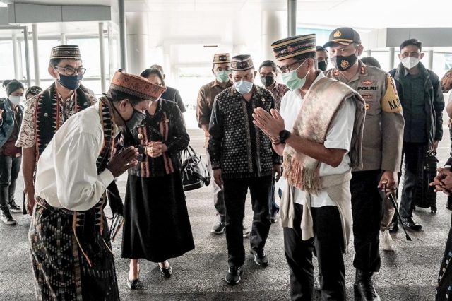 Tiba di Labuan Bajo, Menparekraf Cek Penerapan Protokol Kesehatan di Bandara Tiba di Labuan Bajo, Menparekraf Cek Penerapan Protokol Kesehatan di Bandara