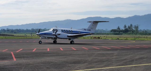 Jakarta – PT Angkasa Pura II (Persero) telah tuntas melakukan pembangunan fasilitas utama sisi udara (airside) Bandara Jenderal Besar Soedirman di Purbalingga. President Director PT Angkasa Pura II Muhammad Awaluddin mengatakan fasilitas utama sisi udara dengan pembangunannya sudah mencapai 100% adalah runway, taxiway dan apron. Dengan selesainya pembangunan itu maka Bandara Jenderal Besar Soedirman sudah dilengkapi runway berdimensi 1.600 x 30 meter, apron seluas 69 x 103 meter dan taxiway dengan lebar 15 meter. Kapasitas sisi udara tersebut dapat digunakan untuk melayani penerbangan pesawat jenis twin propeller seperti ATR 72-600. President Director PT Angkasa Pura II Muhammad Awaluddin mengatakan pembangunan Bandara Jenderal Besar Soedirman dilakukan sekitar 2 tahun lalu. Sekitar 2 tahun lalu PT Angkasa Pura II mulai membangun Bandara Jenderal Besar Soedirman ini dari nol, istilahnya dari lahan masih berupa tanah greenfield. Sekarang, Purbalingga sudah memiliki bandara dengan seluruh pembangunan sisi udara dilakukan anak bangsa. Semoga apa yang kita semua lakukan dapat membawa manfaat terhadap pengembangan konektivitas udara di Tanah Air.” “Setelah pembangunan fasilitas utama sisi udara tuntas 100%, proses selanjutnya adalah verifikasi yang dilakukan regulator penerbangan sipil yakni Kementerian Perhubungan,” ujar Muhammad Awaluddin. Adapun pada hari ini Dirjen Perhubungan Udara Kemenhub Novie Riyanto bersama jajaran Ditjen Perhubungan Udara melakukan uji terbang (proofing flight) di Bandara Jenderal Besar Soedirman. Pesawat King Air nomor registrasi PK – CAN yang digunakan untuk proofing flight tersebut mendarat mulus di runway runway baru Bandara Jenderal Besar Soedirman menjelang pukul 09.00 WIB dnegan membawa 6 penumpang dan 3 kru pesawat. Saat meninjau Bandara Jenderal Besar Soedirman, Dirjen Perhubungan Udara Kemenhub Novie Riyanto didampingi oleh Director of Engineering PT Angkasa Pura II Agus Wialdi. “Pada proofing flight hari ini, pendaratan berjalan lancar dan mulus. Kami akan berkoordinasi dengan PT Angkasa Pura II untuk melakukan verifikasi,” ujar Dirjen Perhubungan Udara. Pada tahap awal, setelah proses verifikasi usai dan mendapat persetujuan dari regulator, Bandara Jenderal Besar Soedirman akan dibuka dalam rangka pengoperasian minimal, bekerja sama dengan TNI AU Lanud Jenderal Besar Soedirman untuk menggunakan fasilitas TNI AU sebagai fasilitas sisi darat seperti terminal penumpang, bangunan PK-PPK dan sebagainya. Director of Engineering PT Angkasa Pura II Agus Wialdi menuturkan, “Nantinya PT Angkasa Pura II juga akan melakukan pembangunan terminal penumpang dengan kapasitas hingga 300.000 penumpang/tahun. Pada tahap awal, pergerakan penumpang diproyeksikan sekitar 98.000 penumpang/tahun dengan 4.500 pergerakan pesawat.” Keberadaan Bandara Jenderal Soedirman ini dapat mendukung perekonomian dan aktivitas masyarakat khususnya terkait dengan kebutuhan transportasi udara di Kabupaten Banjarnegara, Kabupaten Purbalingga, Kabupaten Banyumas, Kabupaten Cilacap dan Kabupaten Kebumen, Kabupaten Tegal dan Kota Tegal, serta Kabupaten Pekalongan dan Kota Pekalongan. Jakarta – PT Angkasa Pura II (Persero) telah tuntas melakukan pembangunan fasilitas utama sisi udara (airside) Bandara Jenderal Besar Soedirman di Purbalingga. President Director PT Angkasa Pura II Muhammad Awaluddin mengatakan fasilitas utama sisi udara dengan pembangunannya sudah mencapai 100% adalah runway, taxiway dan apron. Dengan selesainya pembangunan itu maka Bandara Jenderal Besar Soedirman sudah dilengkapi runway berdimensi 1.600 x 30 meter, apron seluas 69 x 103 meter dan taxiway dengan lebar 15 meter. Kapasitas sisi udara tersebut dapat digunakan untuk melayani penerbangan pesawat jenis twin propeller seperti ATR 72-600. President Director PT Angkasa Pura II Muhammad Awaluddin mengatakan pembangunan Bandara Jenderal Besar Soedirman dilakukan sekitar 2 tahun lalu. Sekitar 2 tahun lalu PT Angkasa Pura II mulai membangun Bandara Jenderal Besar Soedirman ini dari nol, istilahnya dari lahan masih berupa tanah greenfield. Sekarang, Purbalingga sudah memiliki bandara dengan seluruh pembangunan sisi udara dilakukan anak bangsa. Semoga apa yang kita semua lakukan dapat membawa manfaat terhadap pengembangan konektivitas udara di Tanah Air.” “Setelah pembangunan fasilitas utama sisi udara tuntas 100%, proses selanjutnya adalah verifikasi yang dilakukan regulator penerbangan sipil yakni Kementerian Perhubungan,” ujar Muhammad Awaluddin. Adapun pada hari ini Dirjen Perhubungan Udara Kemenhub Novie Riyanto bersama jajaran Ditjen Perhubungan Udara melakukan uji terbang (proofing flight) di Bandara Jenderal Besar Soedirman. Pesawat King Air nomor registrasi PK – CAN yang digunakan untuk proofing flight tersebut mendarat mulus di runway runway baru Bandara Jenderal Besar Soedirman menjelang pukul 09.00 WIB dnegan membawa 6 penumpang dan 3 kru pesawat. Saat meninjau Bandara Jenderal Besar Soedirman, Dirjen Perhubungan Udara Kemenhub Novie Riyanto didampingi oleh Director of Engineering PT Angkasa Pura II Agus Wialdi. “Pada proofing flight hari ini, pendaratan berjalan lancar dan mulus. Kami akan berkoordinasi dengan PT Angkasa Pura II untuk melakukan verifikasi,” ujar Dirjen Perhubungan Udara. Pada tahap awal, setelah proses verifikasi usai dan mendapat persetujuan dari regulator, Bandara Jenderal Besar Soedirman akan dibuka dalam rangka pengoperasian minimal, bekerja sama dengan TNI AU Lanud Jenderal Besar Soedirman untuk menggunakan fasilitas TNI AU sebagai fasilitas sisi darat seperti terminal penumpang, bangunan PK-PPK dan sebagainya. Director of Engineering PT Angkasa Pura II Agus Wialdi menuturkan, “Nantinya PT Angkasa Pura II juga akan melakukan pembangunan terminal penumpang dengan kapasitas hingga 300.000 penumpang/tahun. Pada tahap awal, pergerakan penumpang diproyeksikan sekitar 98.000 penumpang/tahun dengan 4.500 pergerakan pesawat.” Keberadaan Bandara Jenderal Soedirman ini dapat mendukung perekonomian dan aktivitas masyarakat khususnya terkait dengan kebutuhan transportasi udara di Kabupaten Banjarnegara, Kabupaten Purbalingga, Kabupaten Banyumas, Kabupaten Cilacap dan Kabupaten Kebumen, Kabupaten Tegal dan Kota Tegal, serta Kabupaten Pekalongan dan Kota Pekalongan.