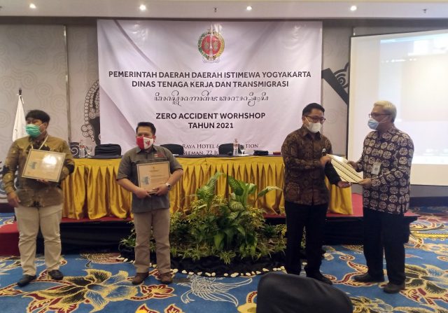 KAI Daerah Operasi 6 Yogyakarta Terima Penghargaan Program Pencegahaan dan Penanggulangan Covid-19 KAI Daerah Operasi 6 Yogyakarta Terima Penghargaan Program Pencegahaan dan Penanggulangan Covid-19