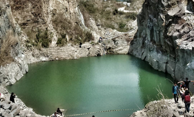 Danau Batu Bacan yang Hijau Nan Mempesona Danau Batu Bacan yang Hijau Nan Mempesona