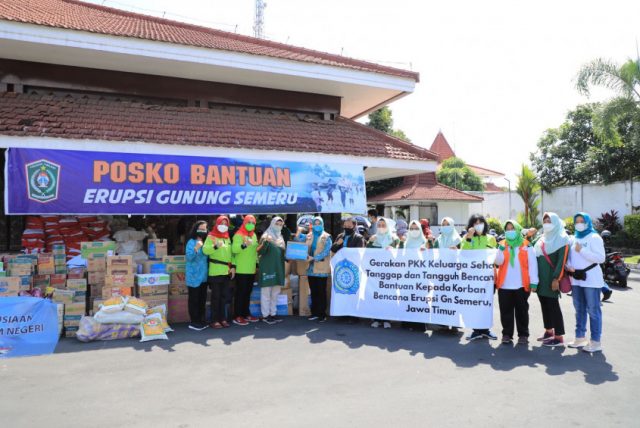 TP PKK Pusat Terjun Langsung Bantu Penanganan Erupsi Semeru TP PKK Pusat Terjun Langsung Bantu Penanganan Erupsi Semeru