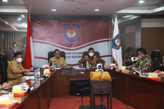Jelang Tahun Baru, Mendagri Minta Kepala Daerah Maksimalkan Aplikasi PeduliLindungi di Ruang Publik Jelang Tahun Baru, Mendagri Minta Kepala Daerah Maksimalkan Aplikasi PeduliLindungi di Ruang Publik