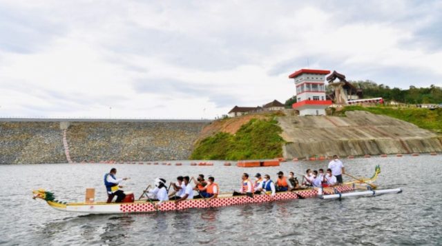Saat Presiden Dayung Perahu Naga Bersama para Menteri Saat Presiden Dayung Perahu Naga Bersama para Menteri