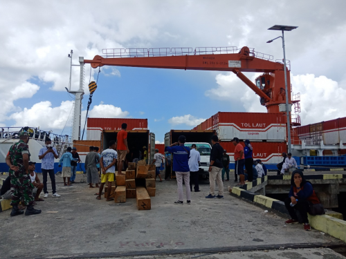 Tol Laut Resmi Beroperasi Di Kepulauan Sula, Km Kendhaga Nusantara Sandar Perdana Di Pelabuhan Malbufa Tol Laut Resmi Beroperasi Di Kepulauan Sula, Km Kendhaga Nusantara Sandar Perdana Di Pelabuhan Malbufa