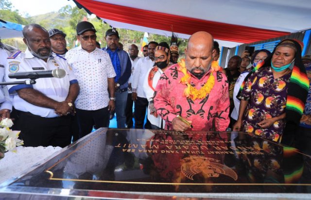 Gubernur Enembe Resmikan Bandar Udara Mamit Gubernur Enembe Resmikan Bandar Udara Mamit