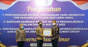PT Pelindo Terminal Petikemas Terima Penghargaan Gubernur Jawa Timur