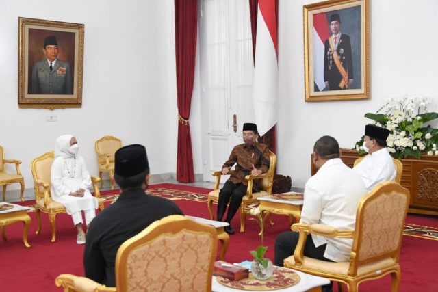 Saat Presiden Jokowi dan Menhan Prabowo Makan Opor Bersama