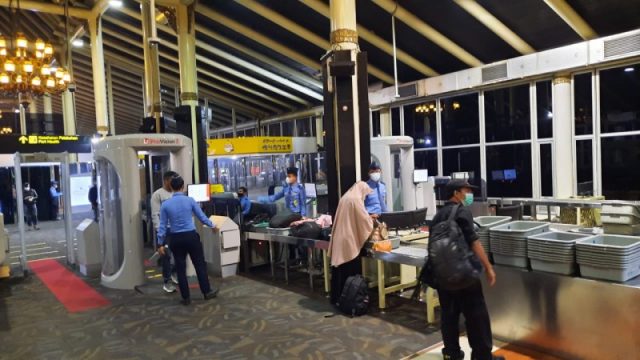 Penumpang Pesawat Penuhi Syarat Baru Perjalanan Termasuk Vaksinasi Booster, Tren Pemulihan Penerbangan di Bandara AP II Makin Kuat