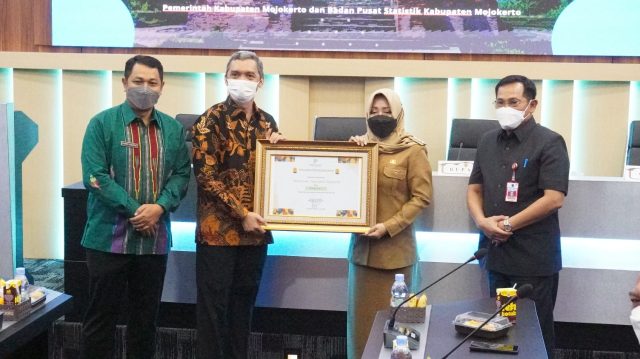 BPS Jatim Beri Dua Penghargaan kepada Pemkab Mojokerto