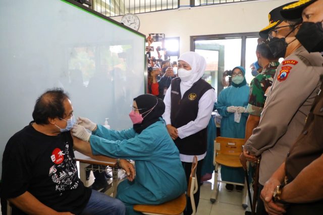 Gubernur Khofifah Pastikan Vaksinasi Covid-19 Dosis Keempat Bagi Nakes Jatim Segera Dimulai
