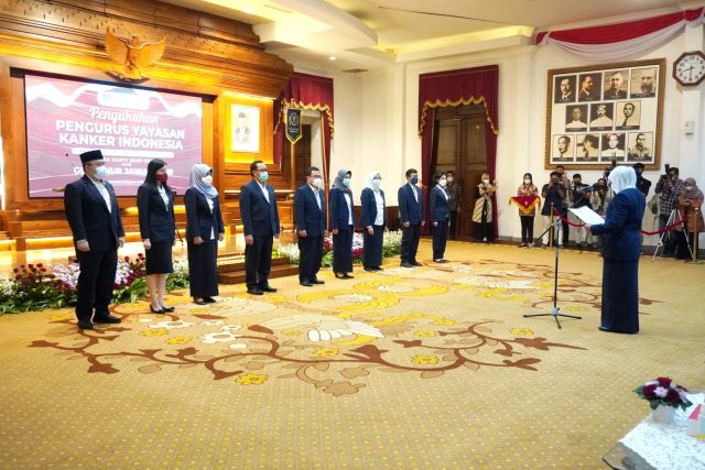 Gubernur Khofifah Kukuhkan Pengurus YKI Cabang Koordinator Jatim