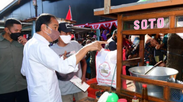 Tiba di Provinsi Jawa Timur, Presiden Jokowi Bagikan Bansos di Pasar Pucang Anom
