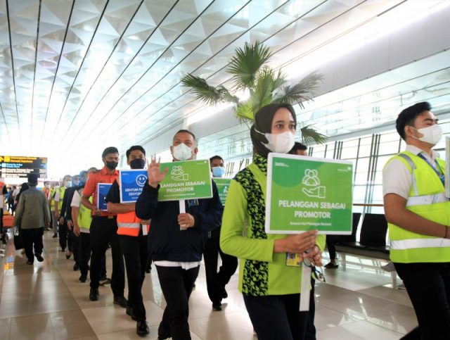 Peringati Hari Pelanggan Nasional, Direksi AP II Bertugas Sebagai Frontliner Layani Penumpang Pesawat Langsung di Bandara Soekarno-Hatta