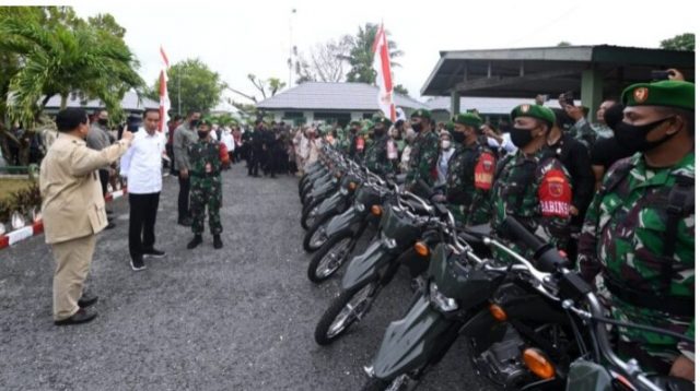 Presiden Jokowi Tinjau Penyerahan Motor di Kodim 1503/Tual