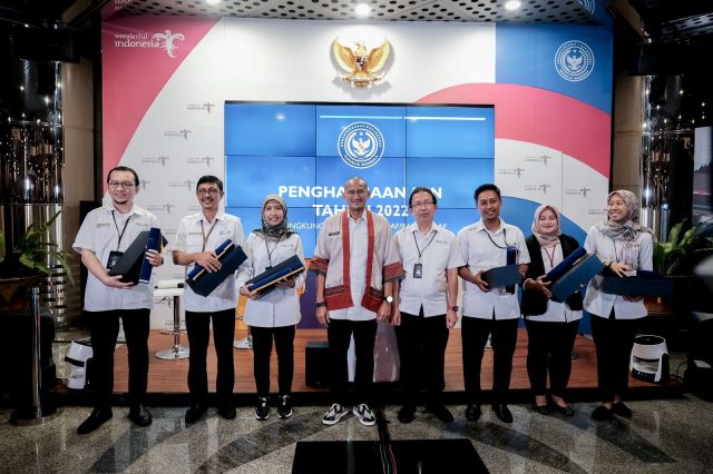 Menparekraf Beri Penghargaan ASN Teladan dan Berprestasi di Lingkungan Kemenparekraf Menparekraf Beri Penghargaan ASN Teladan dan Berprestasi di Lingkungan Kemenparekraf