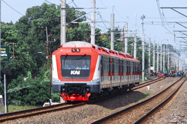 KCJB Terkoneksi LRT dan KA Feeder, Perjalanan Jakarta - Bandung Hanya 1 Jam KCJB Terkoneksi LRT dan KA Feeder, Perjalanan Jakarta - Bandung Hanya 1 Jam