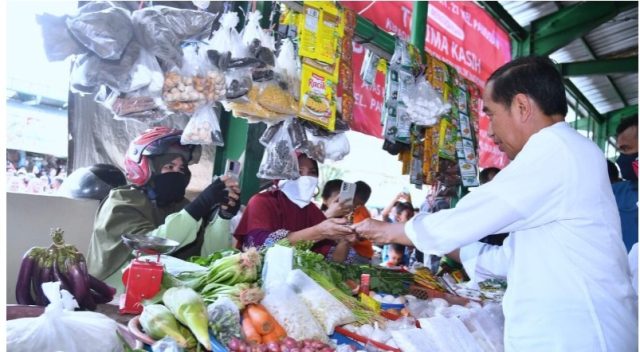 Presiden Jokowi Cek Harga Bahan Pangan di Pasar Tenguyun Kota Tarakan