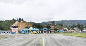 Alex Berharap Bandara Enarotali Mampu Melayani Penerbangan ATR 42