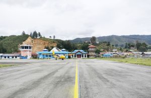 Alex Berharap Bandara Enarotali Mampu Melayani Penerbangan ATR 42
