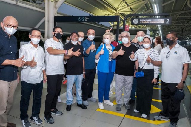 Menparekraf Ajak Duta Besar Negara Sahabat Walking Tour dan Naik Transportasi Umum MRT