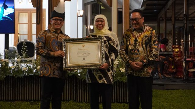 Gubernur Khofifah Terima Penghargaan Sebagai Tokoh Kepemimpinan Kearsipan dalam Penyelamatan dan Pelestarian Arsip Gubernur Khofifah Terima Penghargaan Sebagai Tokoh Kepemimpinan Kearsipan dalam Penyelamatan dan Pelestarian Arsip