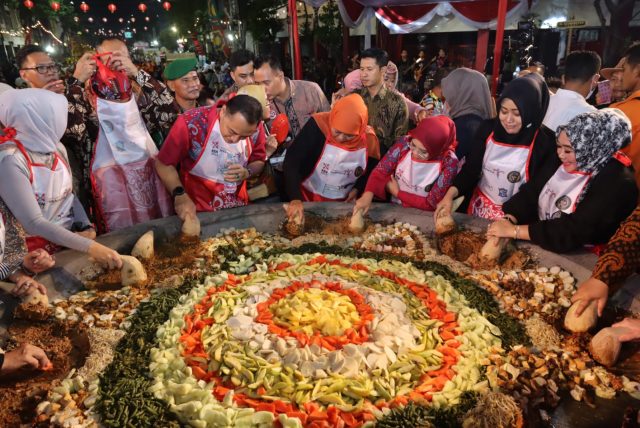 Gubernur Khofifah Buka Festival Rujak Uleg Tahun 2023 Gubernur Khofifah Buka Festival Rujak Uleg Tahun 2023