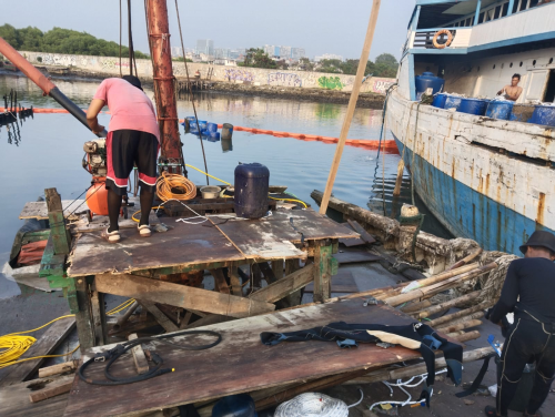 Kemenhub Kawal Pengangkatan Kerangka Kapal KLM Sagam Berkah di Pelabuhan Sunda Kelapa Jakarta Kemenhub Kawal Pengangkatan Kerangka Kapal KLM Sagam Berkah di Pelabuhan Sunda Kelapa Jakarta