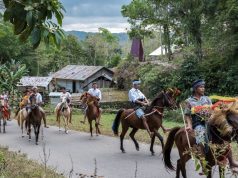 Menparekraf Diiringi Puluhan Kuda Sumba Saat Menuju Desa Wisata Tebara NTT