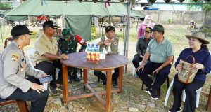 Gubernur Kaltara Kucurkan Rp 400 Juta dan 200 Ton Beras, Serta Ikut Membungkus Nasi untuk Korban Banjir Malinau