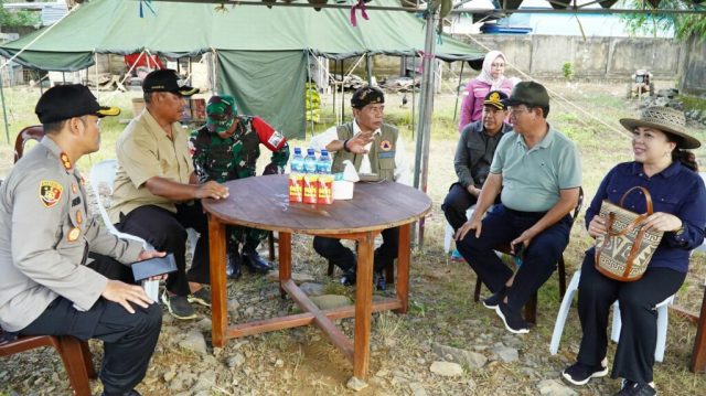 Gubernur Kaltara Kucurkan Rp 400 Juta dan 200 Ton Beras, Serta Ikut Membungkus Nasi untuk Korban Banjir Malinau