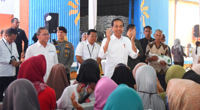 Presiden Jokowi Salurkan Bantuan Pangan kepada Masyarakat di Karawang