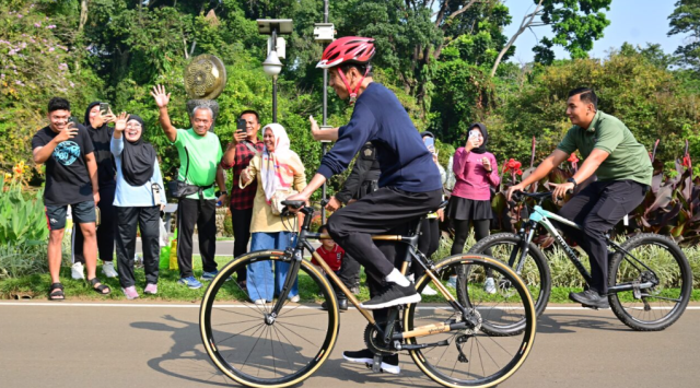 Momen Presiden Jokowi Bersepeda Pagi dan Sapa Masyarakat di Kebun Raya Bogor