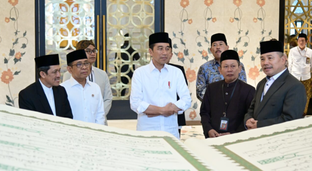 Awali Kunjungan Kerja Hari Kedua, Presiden Jokowi Terima Mushaf Al-Qur’an