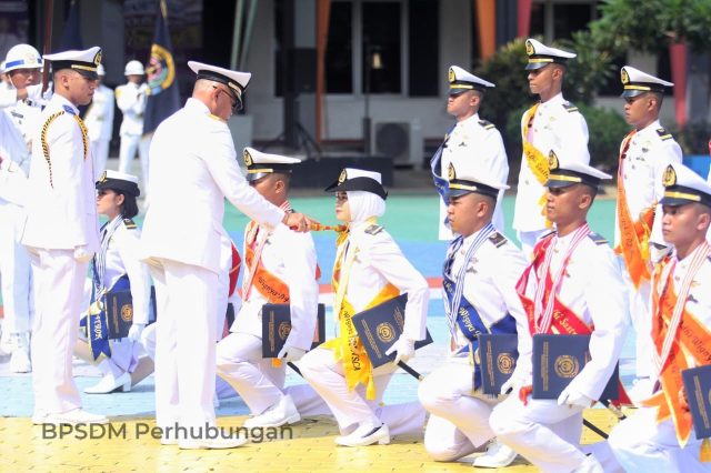 Lantik Perwira Transportasi Laut Poltekpel Surabaya, Kepala BPSDMP Tekankan Kerja Keras, Dedikasi Dan Kontribusi Untuk Kemajuan Maritim Indonesia