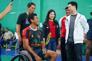 Wamenparekraf Hadirkan Atlet Bulu Tangkis Kevin Sanjaya ke Pelatnas Asian Para Games di Surakarta